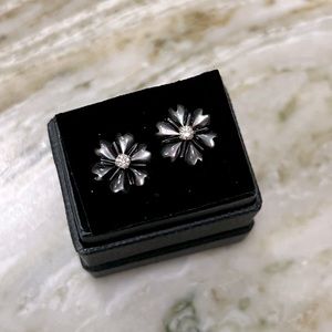 18kStud in Flower design material onyx, silicon closure